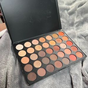 MORPHE eyeshadow palette